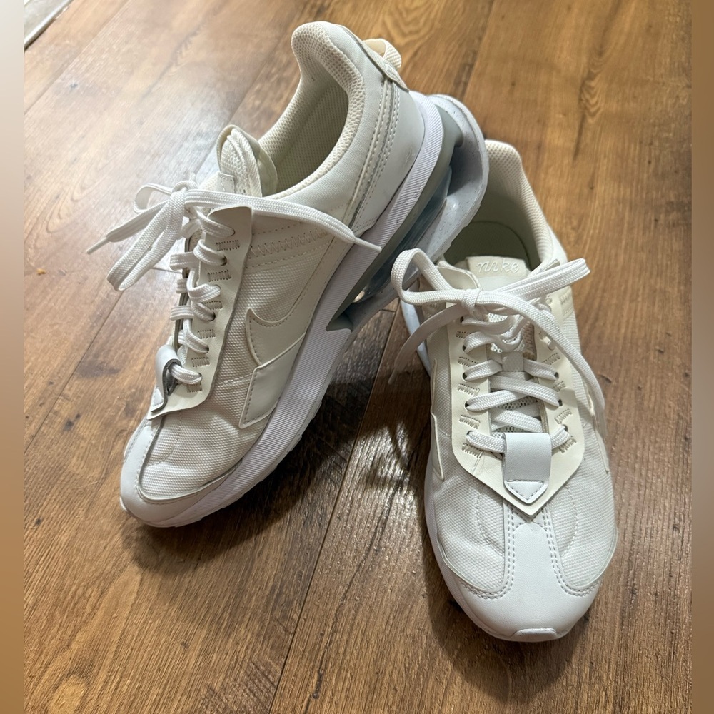Nike Air Max Pre-Day Women’s Sneakers- size 7- excellent used condition
